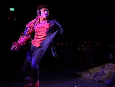 The play depicts an existential and social seeker. A person with an average job and lifestyle, trapped in the illusion of success. The culprit behind this fatal error is probably the doctrine of immediate reward; unfortunately, the person is also trapped